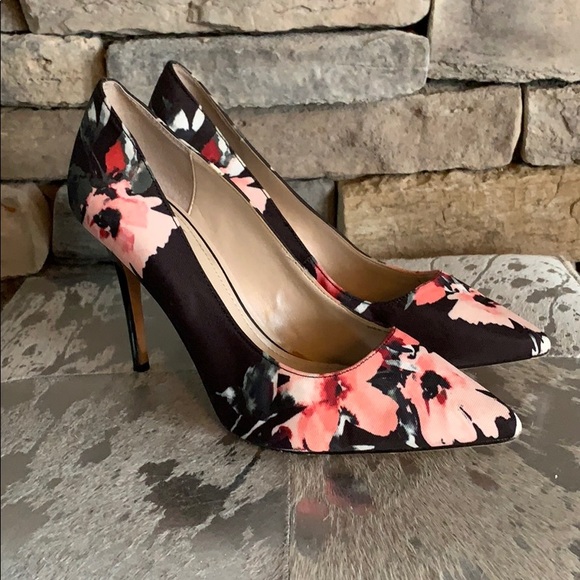White House Black Market Shoes - WHITE HOUSE BLACK MARKET Olivia Floral Pumps 7M